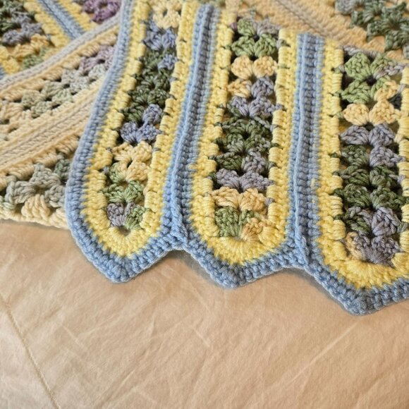 VTG Beautifully Handmade Crochet Blanket Pastel Stripes Scalloped Edges 85 x 54 - Picture 5 of 8